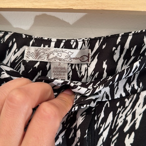 Pants zebra style color white and black tight in the ankle size 2 from dynamite - Picture 4 of 5